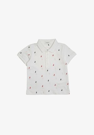 Polo bianca a maniche corte con colletto, patta con bottoni e piccoli motivi a "J" rossi e neri distribuiti sul tessuto.