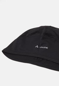 Boné atlético preto feito de tecido flexível com um design ajustado, apresentando costuras planas e um pequeno logótipo branco "Vaude" na frente.