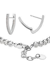 Zilveren juwelenset bestaande uit oorbellen met rhinestones in de vorm van hoepels en een schakelen armband met ronde accenten en een kreeftsluiting.