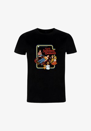 Zwart katoenen T-shirt met een kleurrijke grafische print van kinderen die demonen oproepen, met de tekst 'Let's Summon Demons' in rood vetgedrukt.