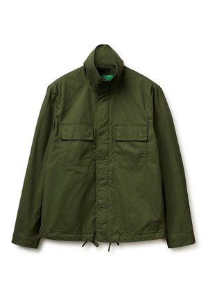 Veste longue à manches longues de couleur vert olive avec col montant, fermeture éclair devant, deux poches poitrine à rabat et ourlet ajustable par cordon.