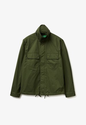 Veste longue à manches longues de couleur vert olive avec col montant, fermeture éclair devant, deux poches poitrine à rabat et ourlet ajustable par cordon.