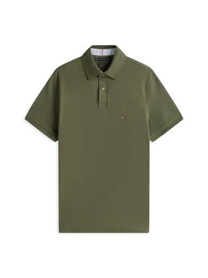 Polo shirt verde oliva in cotone, maniche corte, colletto a due bottoni, piccolo logo sul petto, colletto a maglia piatta e orlo dritto.