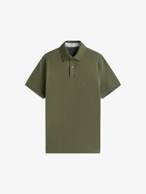 Polo shirt verde oliva in cotone, maniche corte, colletto a due bottoni, piccolo logo sul petto, colletto a maglia piatta e orlo dritto.