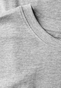 Graues Rundhals-T-Shirt mit einer glatten, melierten Textur. Es hat kurze Ärmel und verstärkte Nähte am Ausschnitt.