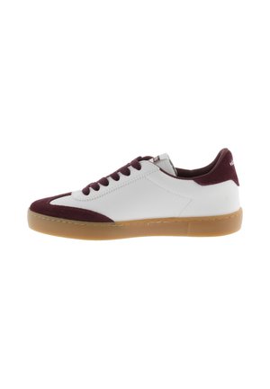 Sneaker bianco con dettagli in suede bordeaux, punta rotonda, lacci piatti, suola in gomma e cuciture lungo i bordi.