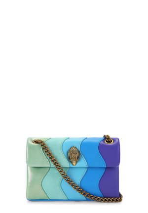 Bolso rectangular con paneles ondulados en degradado en verde, verde azulado, azul claro, azul y púrpura, con una correa de cadena dorada y un broche decorativo dorado.