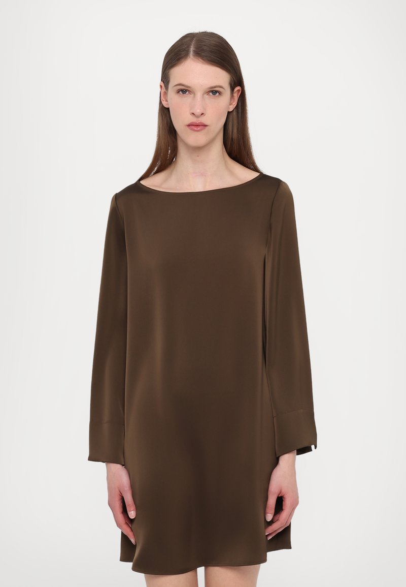 Ruskea silkki mekko, jossa on venepääntie ja pitkät hihat. Tasainen rakenne, polvimittainen ja minimalistinen muotoilu ilman kuvioita tai yksityiskohtia.