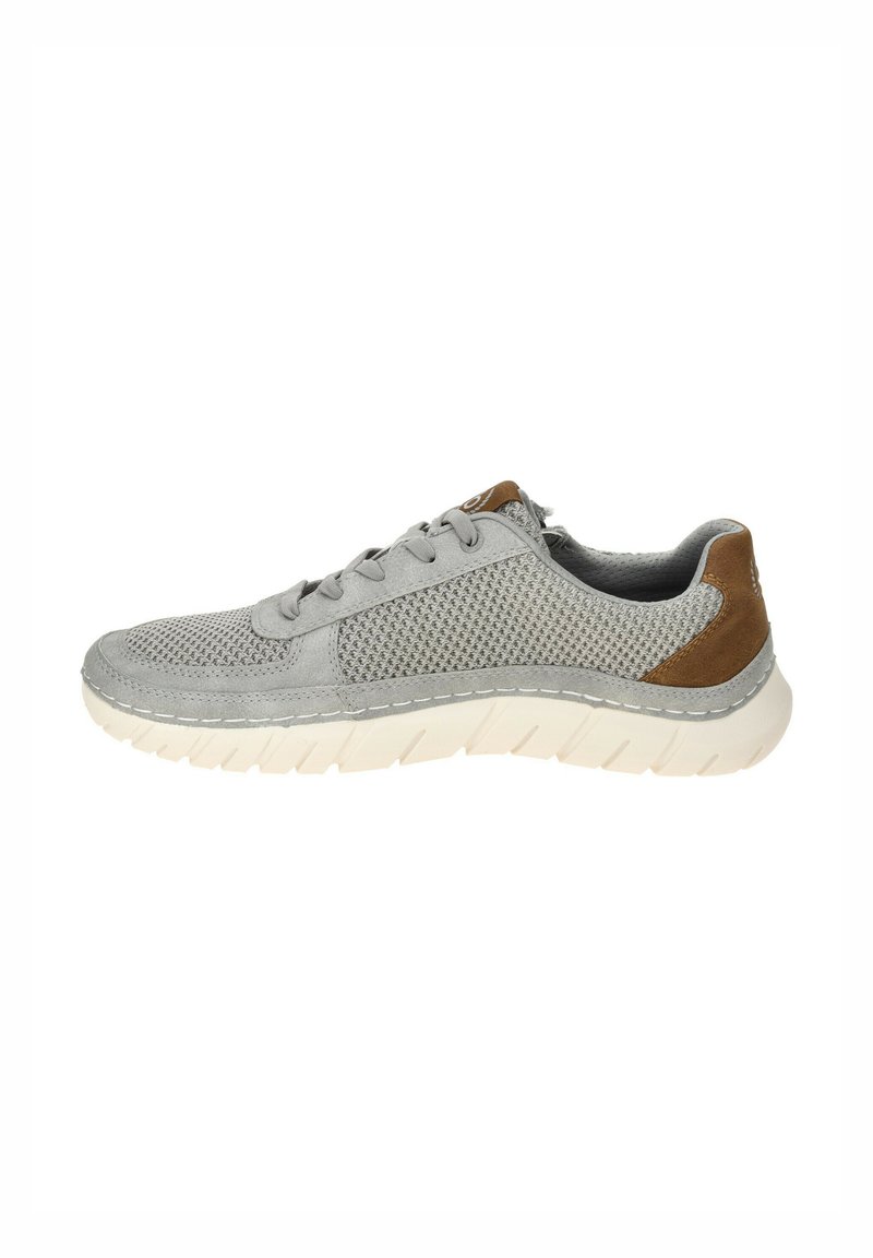 Sneaker grigia in rete con accenti in suede grigio e un tallone in pelle marrone. Presenta una robusta suola bianca con gomma testurizzata per una migliore aderenza.