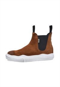 Botas de tobillo de ante marrón con paneles laterales elásticos y suelas de goma blanca. Presenta un diseño minimalista y acentos texturizados.