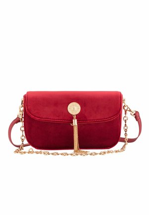 Rote Wildleder-Crossbody-Tasche mit einem goldenen Kettenriemen, verziert mit einem Quastenakzent und einem runden Verschluss auf der Vorderseite. Glatte Textur, rechteckige Form.