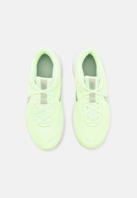 Nike Performance LEGEND ESSENTIAL 3 - Tenisice za trening - barely volt/olive aura/jade horizon