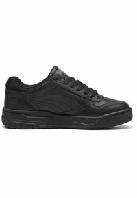 Zapatillas de cuero negro con un acabado suave, detalles texturizados y una suela de goma. Presentan cordones redondos y una marca en la lengüeta.