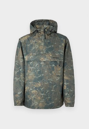 Jaqueta leve de padrão camuflado com capuz, fecho de zíper até metade da frente, punhos elásticos e cordões ajustáveis. Feita de material resistente à água.