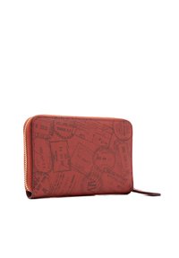 Portafoglio rosso con zip, caratterizzato da un motivo di timbri da viaggio in rilievo. Realizzato in materiale sintetico, presenta hardware in tonalità oro e un design sottile.
