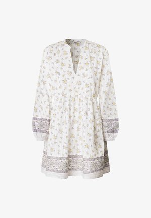 Bijela cvjetna haljina s žutim i ljubičastim uzorcima, V-izrezem, dugim rukavima i naboranim strukom. Ima uzorčanu obrubu i teksturiran materijal.