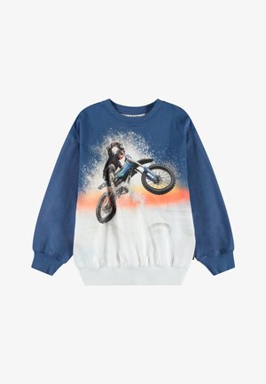 Sweatshirt bleu et blanc avec un motif de moto, col rond, manches longues et poignets côtelés, sur un fond dégradé orange.