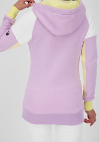 Felpa con cappuccio viola con maniche a blocchi di colore bianco e giallo. Presenta polsini e orlo a coste, texture liscia e un design sportivo.