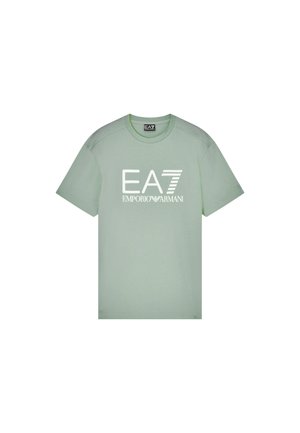 Camiseta de manga corta en verde claro con el logo blanco de EA7 Emporio Armani centrado en el frente.
