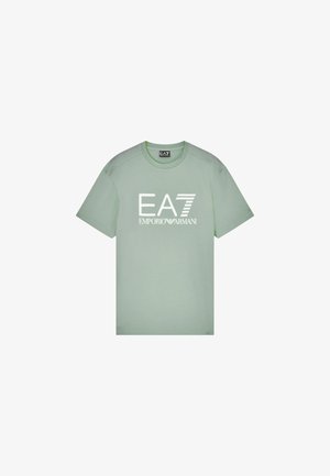 Camiseta de manga corta en verde claro con el logo blanco de EA7 Emporio Armani centrado en el frente.