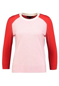 Jasnoróżowy sweter z czerwonymi rękawami raglanowymi, okrągłym dekoltem i prążkowanym wykończeniem. Wykonany z miękkiego materiału, o gładkiej fakturze i casualowym fasonie.