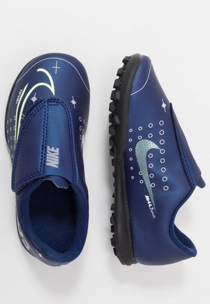 Buty piłkarskie na murawę