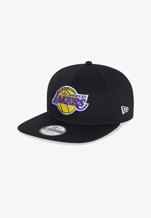 Gorra snapback negra con un logotipo bordado de Los Angeles Lakers en púrpura y amarillo. Tejido suave con visera plana y cierre ajustable.