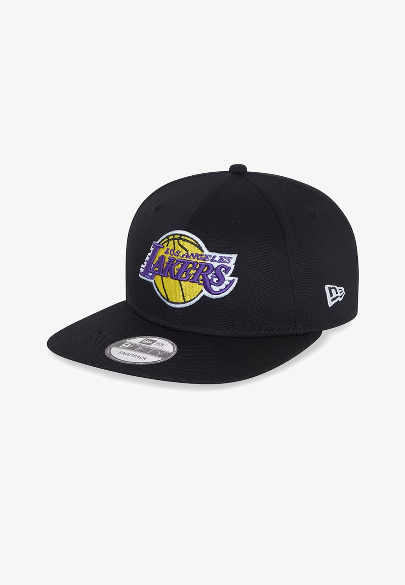 Gorra snapback negra con un logotipo bordado de Los Angeles Lakers en púrpura y amarillo. Tejido suave con visera plana y cierre ajustable.
