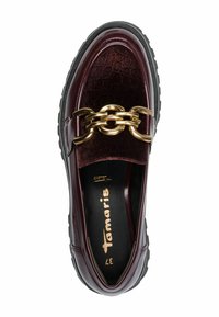 Pantofii din piele ecologică bordeaux, cu un finisaj texturat, accent cu lanț auriu și talpă din cauciuc negru; au vârful rotund și branț moale.