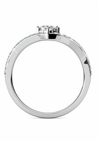 Silberring mit einem zentralen Stein und kleinen Akzentsteinen entlang des Bandes, hochglanzpolierter Oberfläche und cleanem, modernem Design.