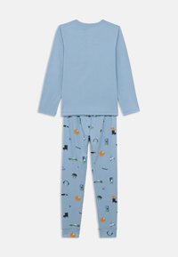 Μπλε πυτζάμα με μακριά μανίκια, συνδυασμένη με μπλε παντελόνι με σχέδια που περιλαμβάνει διάφορες παιχνιδιάρικες εικόνες, όπως αυτοκίνητα, αθλητικά αντικείμενα και πολύχρωμες λεπτομέρειες.