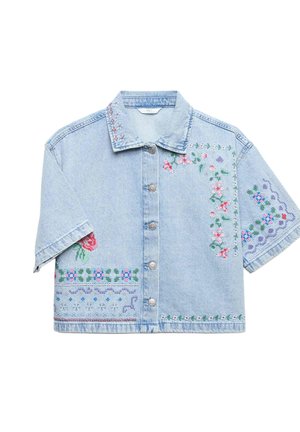 Chemise en denim bleu clair à manches courtes et à boutons, ornée d'une broderie florale colorée en point de croix sur le col, la poitrine, la manche et l'ourlet.