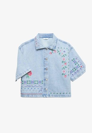 Camisa de mezclilla azul claro de manga corta con botones, bordada con punto de cruz floral colorido en el cuello, el pecho, la manga y el dobladillo.