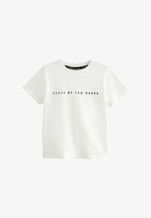 Witte katoenen t-shirt met korte mouwen. Heeft "BAKER BY TED BAKER" in zwarte tekst op de voorkant, ronde halslijn en een standaard pasvorm.