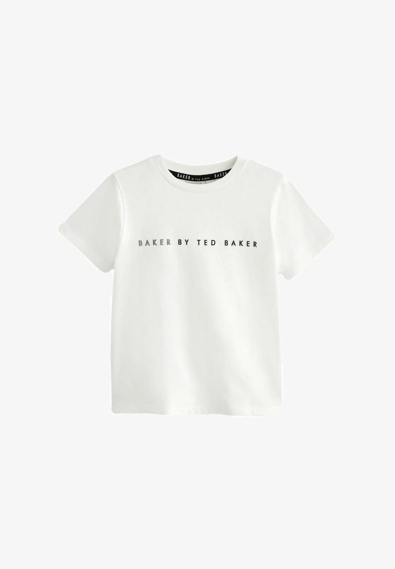 Valge puuvillane T-särk lühikeste varrukatega. Ees on musta värvi tekst "BAKER BY TED BAKER", ümmargune kaelus ja standardne istuvus.