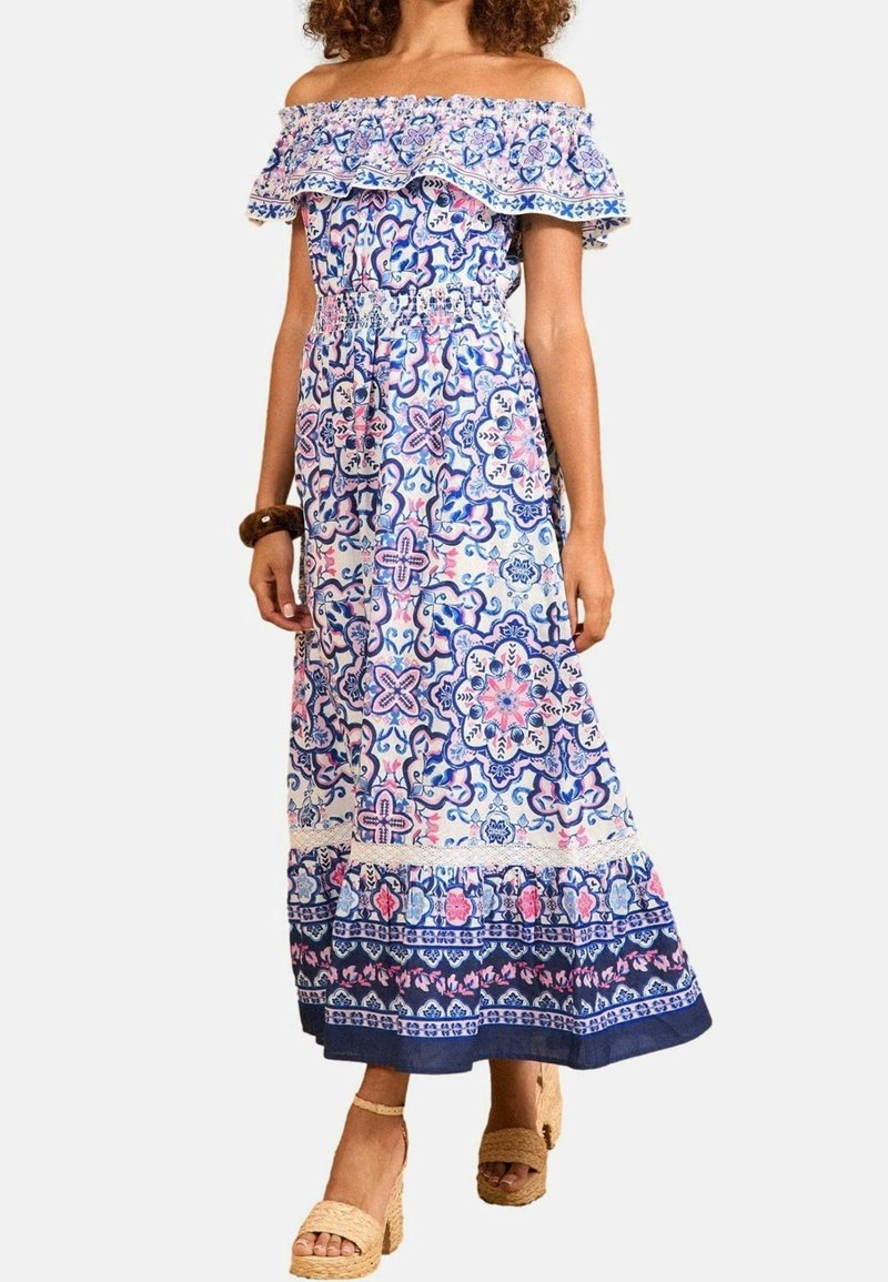 Robe longue épaules dénudées en bleu et rose avec des motifs floraux complexes. Comprend des détails à volants et une taille smockée.