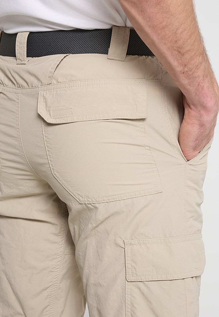 Beige Cargo-Hosen aus leichtem Stoff mit Seitentaschen, einem strukturierten schwarzen Gürtel und einem lockeren Schnitt. Mit genähten Nähten und Klappen.