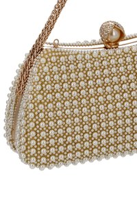 Perlekæde clutch taske med en sandfarvet beige base, dækket af små elfenbensfarvede perler. Har en kæde af rosaguld og en dekorativ lås.