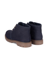Granatowe zamszowe botki za kostkę z brązowymi gumowymi podeszwami, dwoma oczkami do sznurowania i teksturowanym wykończeniem. Okrągły nos i wyściełana kołnierz dla wygody.
