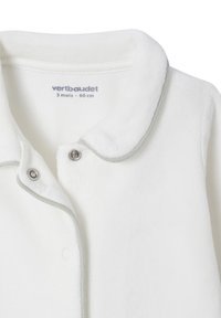 Weißer Fleece-Jacke mit kragenförmigem Halsabschluss, Druckknopfverschlüssen und hellgrauen Akzenten. Vorgestellt in der Babysgröße 3 Monate (60 cm).