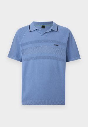 Polo en maille manches courtes bleu clair avec rayures horizontales texturées, col et ourlet côtelés, et petit logo noir "BOSS" sur la poitrine.