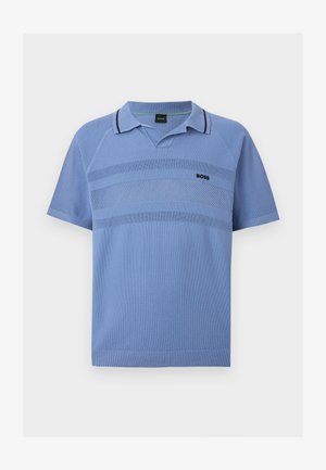 Polo en maille manches courtes bleu clair avec rayures horizontales texturées, col et ourlet côtelés, et petit logo noir "BOSS" sur la poitrine.