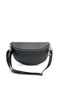 Zwarte leren crossbodytas met een halvemaanvorm, zilveren ritssluiting en een kleine tricolor Italië-vlag charm. Gestructureerd oppervlak, verstelbare schouderband.