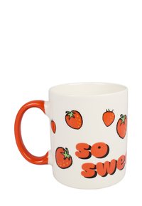 Keramiktasse mit weißem Körper, rotem Griff und Erdbeerillustrationen. Text lautet "SO SWEET" in fett gedruckten orangenen Buchstaben. Glatte Oberfläche.