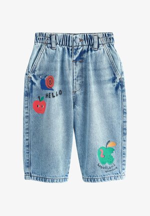Šviesiai mėlyni džinsiniai šortai su elastiniu juosmeniu, puošiami spalvotomis aplikacijomis: sraigė, obuolys ir žalias obuolys su kirminu, taip pat užrašu „HELLO“.