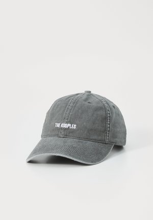 Cappello da baseball in cotone grigio con cinturino regolabile e logo ricamato, con visiera curva e dettagli cuciti.