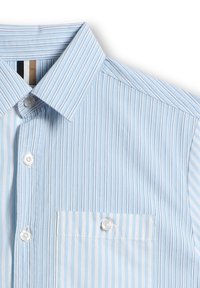 Camicia a righe blu chiaro, con colletto classico, bottoni bianchi e taschino sul petto, realizzata in un tessuto liscio con una morbida texture.