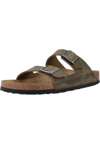 Sandal con soletta in sughero in pelle verde oliva, caratterizzato da due cinghie regolabili con fibbie metalliche e una suola in gomma texturizzata.
