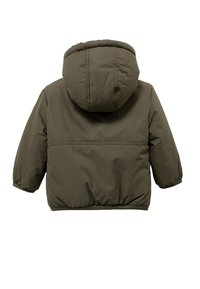 Olijfgroene gewatteerde jas met capuchon, elastische manchetten en zoom. Heeft een gladde, licht glanzende textuur en een praktisch ontwerp.