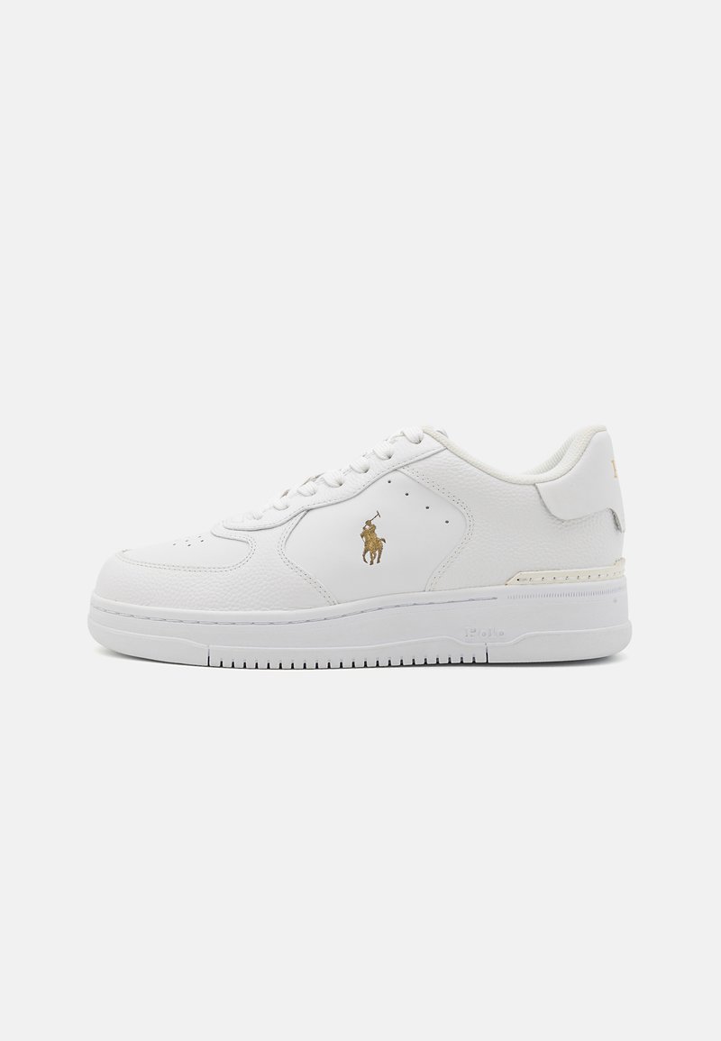 Zapatillas blancas con una parte superior de cuero texturizado, un logo de polo dorado en el costado, cordones planos y una suela de goma con ranuras horizontales.